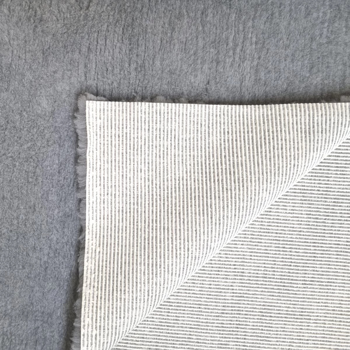 Vetbed Grijs Effen - Antislip Hondenmat - Hondenbed - Hondenmatras - Benchmat - 100 X 75 CM - Machine Wasbaar 3 Vetbed Grijs Effen - Antislip Hondenmat - Hondenbed - Hondenmatras - Benchmat - 100 X 75 CM - Machine Wasbaar - Afbeelding 3