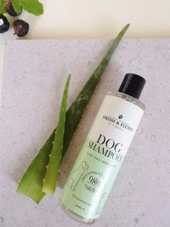 Fresh & Fluffy - Hondenshampoo Aloë Vera / Bergamot - Geschikt Voor Alle Hondenrassen - Natuurlijke & Vegan Voor De Gevoelige Huid - 250ml -Pet Care Verkoop 899x1200